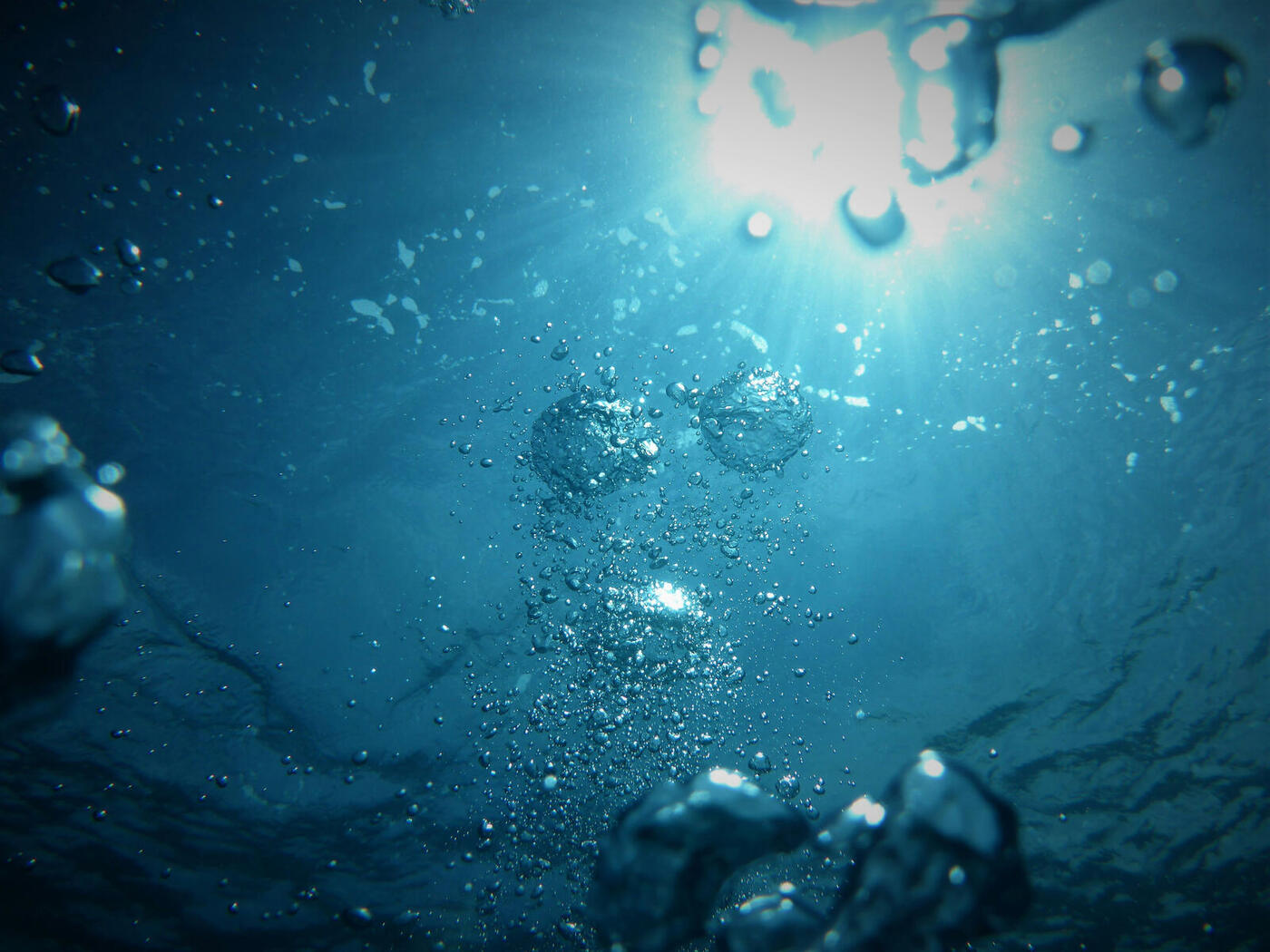 Luce che filtra sott’acqua tra le bolle