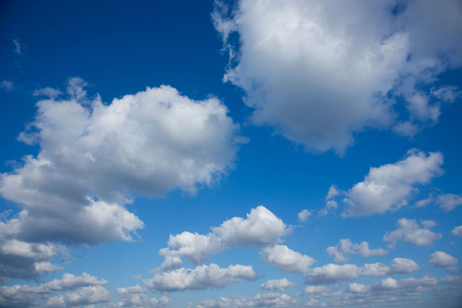 Nuvole bianche nel cielo azzurro