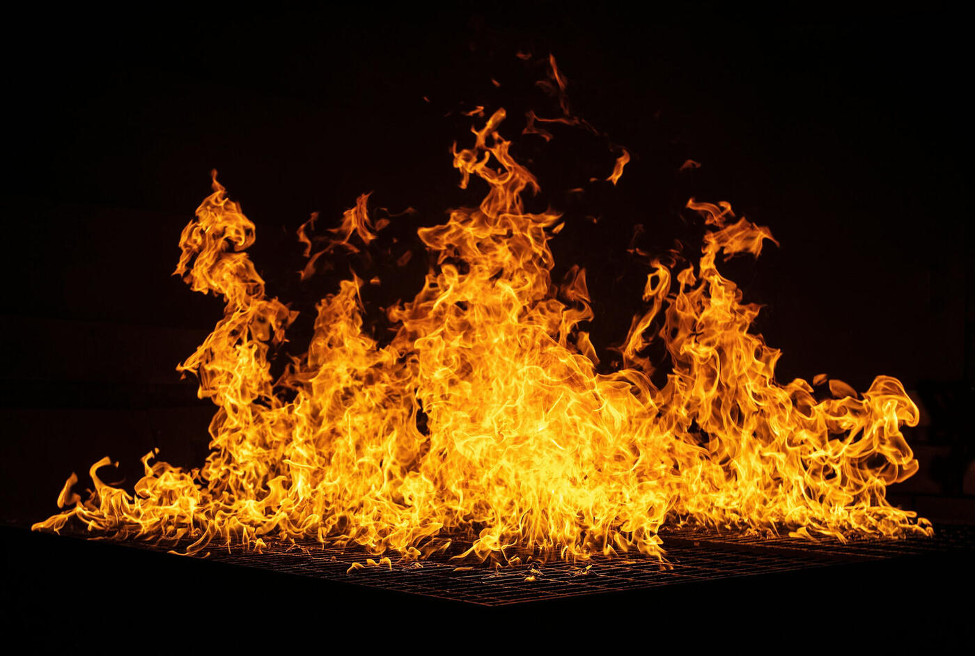 Fiamme vive nel buio
