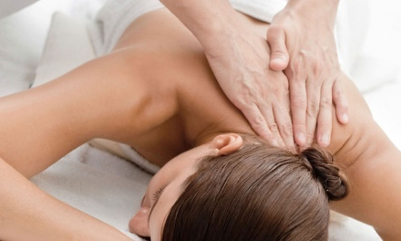 Hands-on treatment of the shoulders and neck on the table