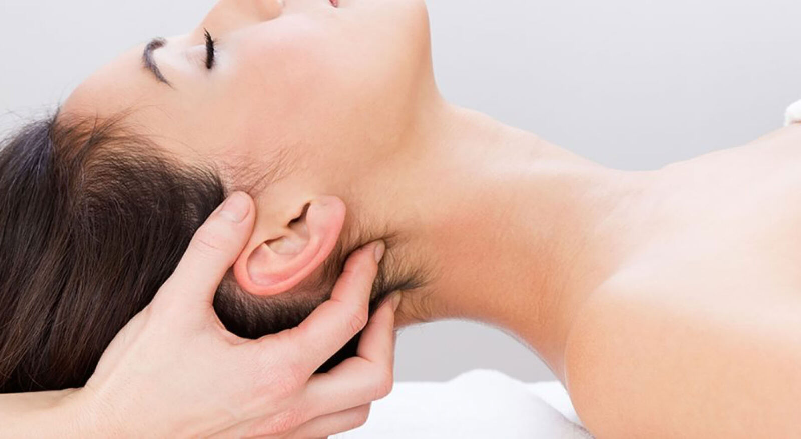 Hands relaxing the head and the nape of the neck