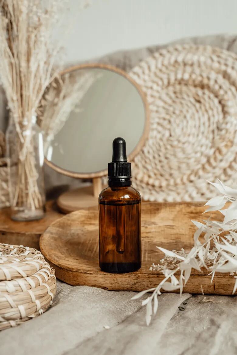Olio per massaggio su un vassoio di legno