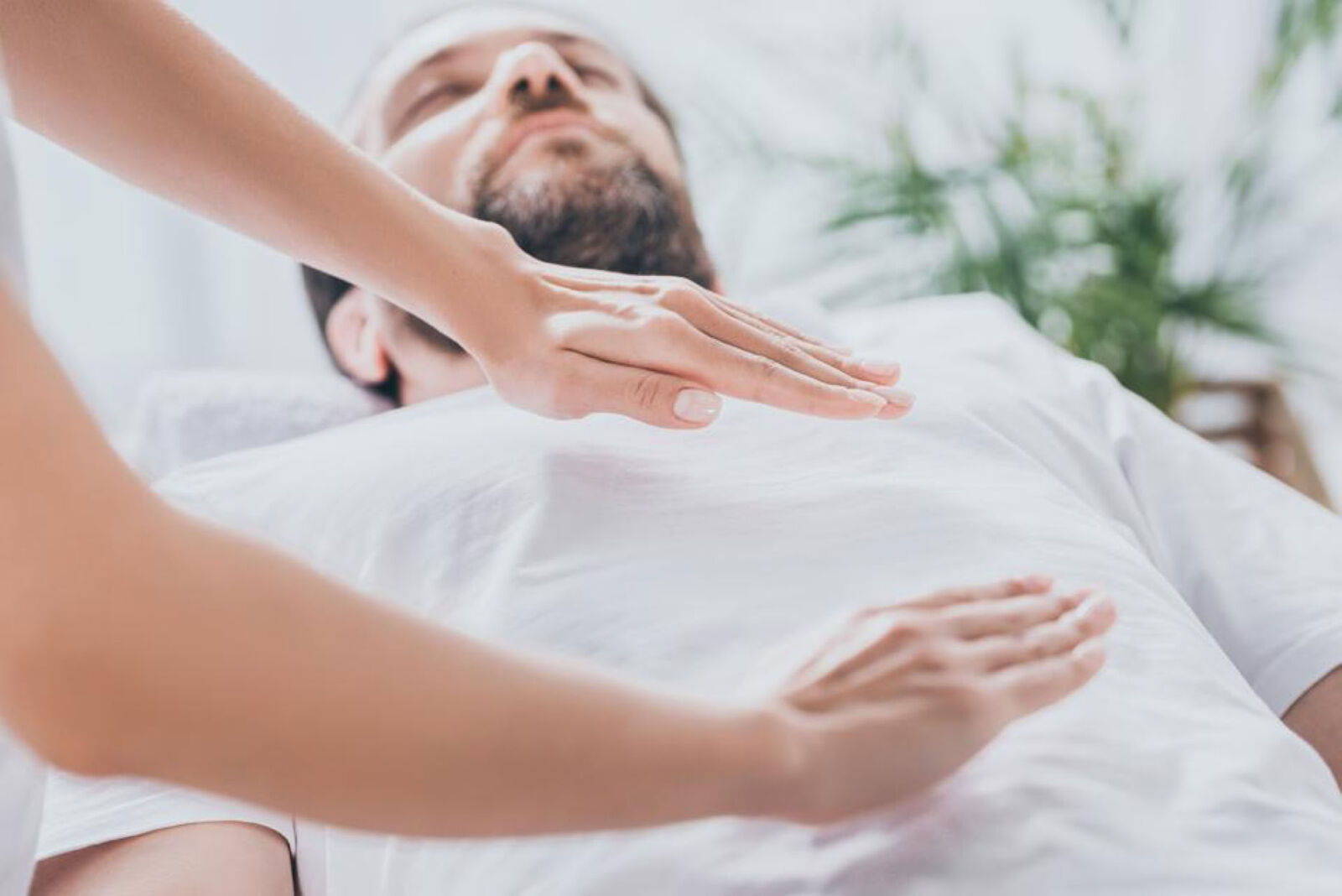 Reiki treatment with the hands above the body