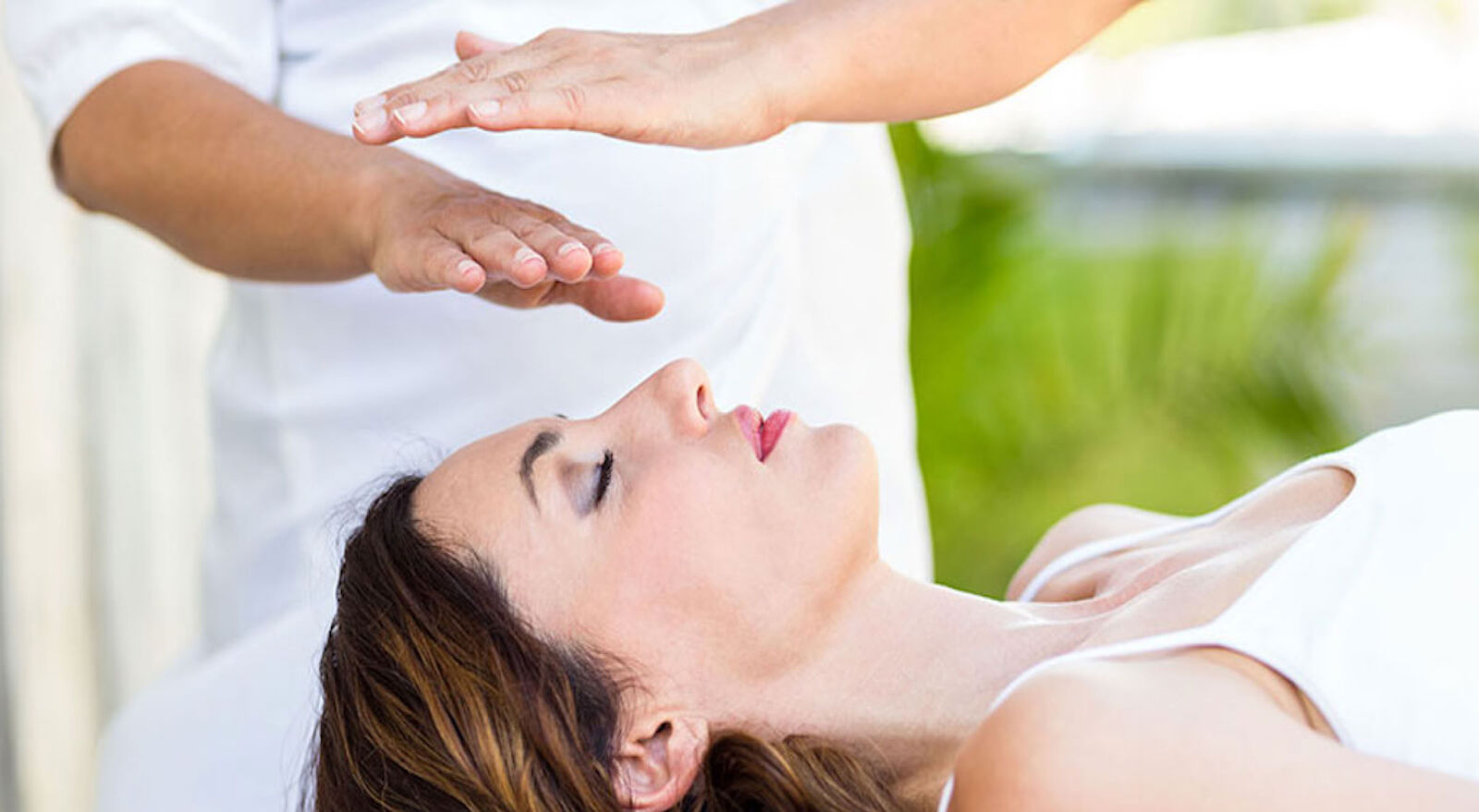 Reiki treatment with the hands a few centimetres from the body