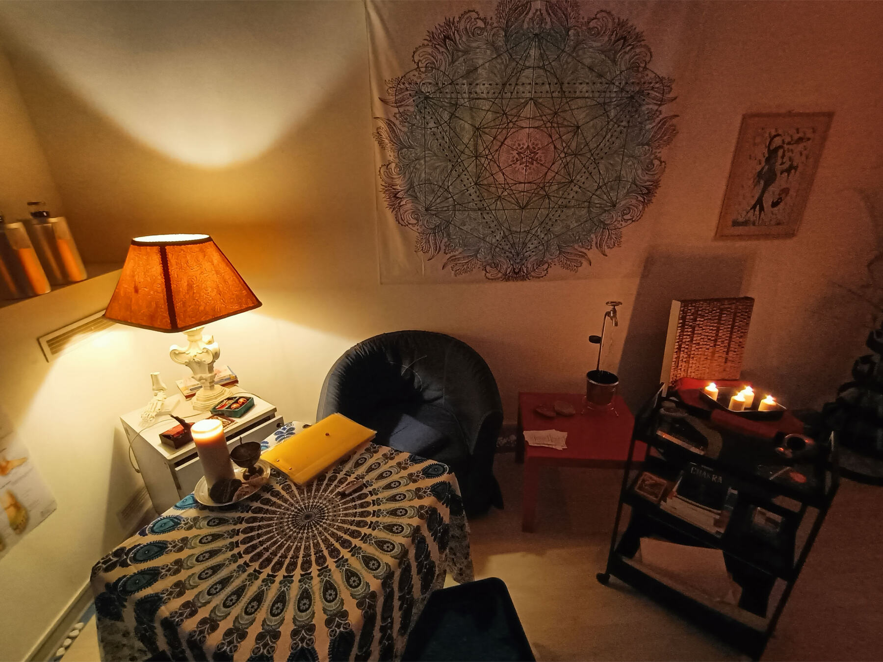 Angolo dello studio di Bari con lampada e mandala