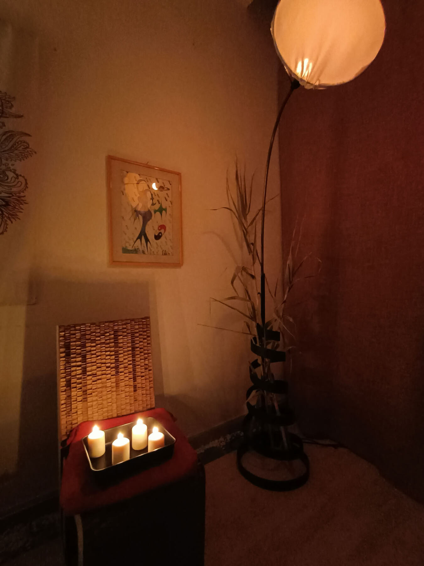 Candele accese nello studio Olisticum di Bari
